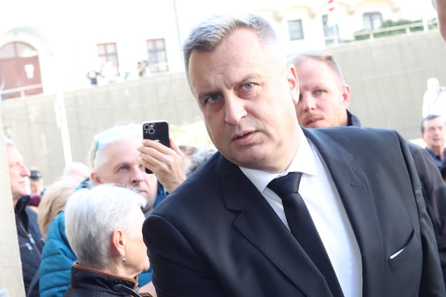 Posledná rozlúčka so Štefanom Kvietikom. Na snímke Andrej Danko.