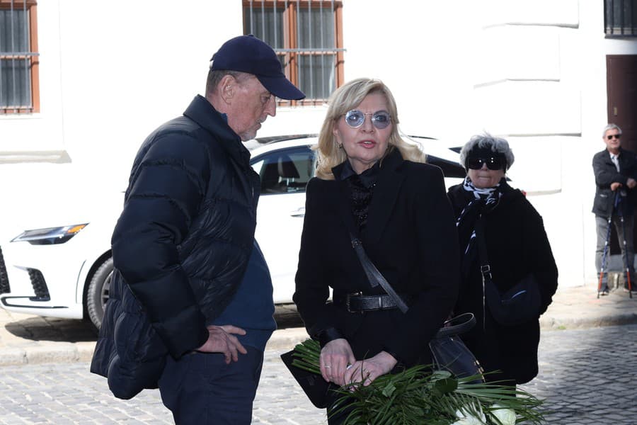 Posledná rozlúčka so Štefanom Kvietikom. Na snímke Zuzana Ťapáková.
