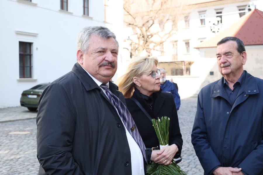 Posledná rozlúčka so Štefanom Kvietikom. Na snímke Anton Hrnko, Zuzana Ťapáková a Ľudovít Černák,
