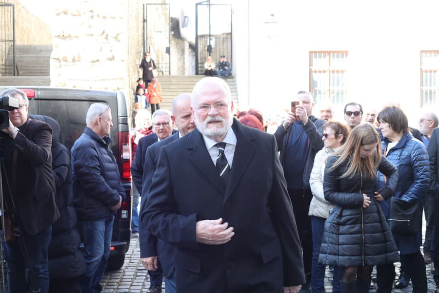 Posledná rozlúčka so Štefanom Kvietikom. Na snímke Ivan Gašparovič.
