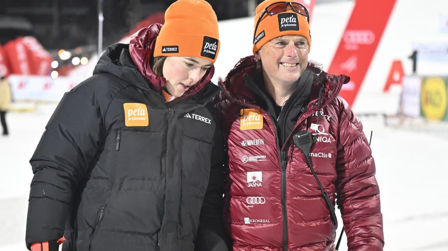 Slovenská lyžiarka Petra Vlhová (vľavo) a jej bývalý tréner Mauro Pini.