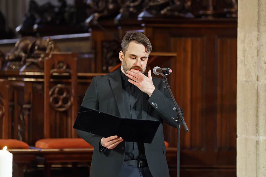 Vnuk Matúš sa pri spomienke namilovaného deda rozplakal.