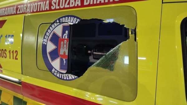 Niekto hodil kus betónu do sanitky, ktorá sa ponáhľala na výjazd k chorému pacientovi v Bratislave.