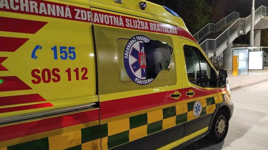 Niekto hodil kus betónu do sanitky, ktorá sa ponáhľala na výjazd k chorému pacientovi v Bratislave.