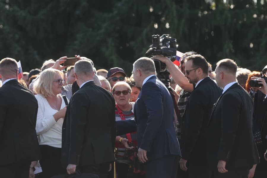 Pietna spomienka k 80. výročiu oslobodenia Bratislavy na Slavíne. Na snímke Robert Fico podáva ruky ľuďom.