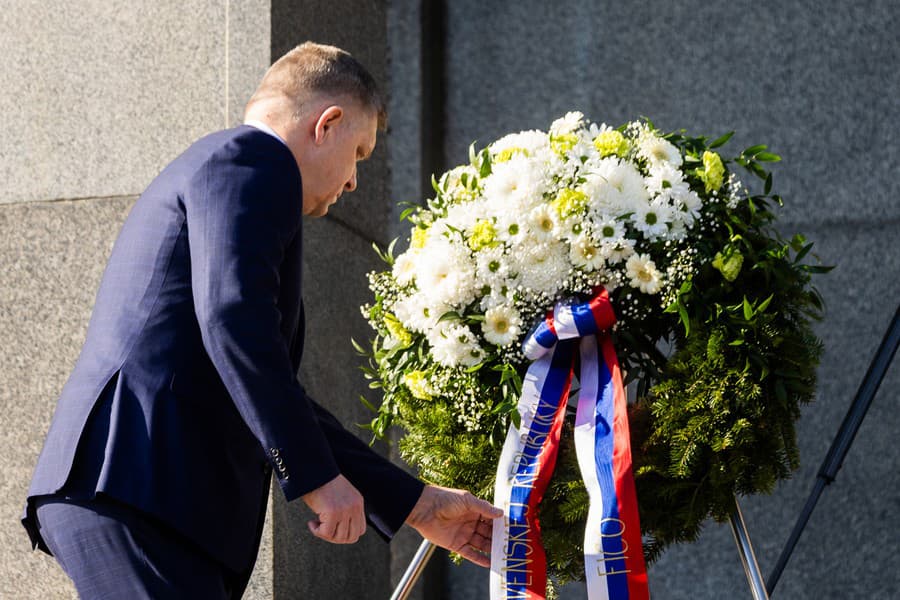 80. výročie oslobodenia Bratislavy na bratislavskom Slavíne. Na snímke Robert Fico.