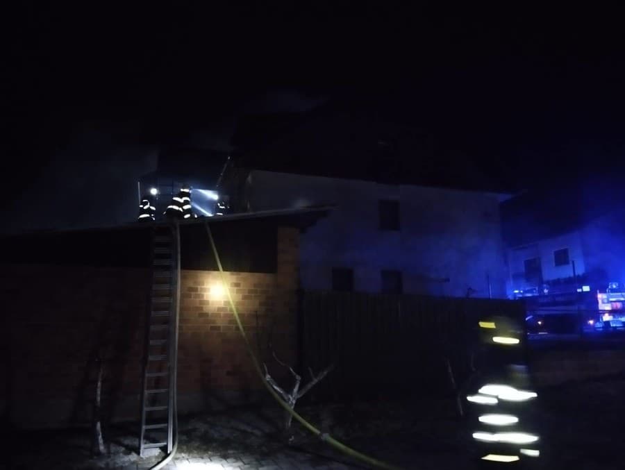  Oheň zasiahol podkrovné priestory domu s dvomi bytovými jednotkami