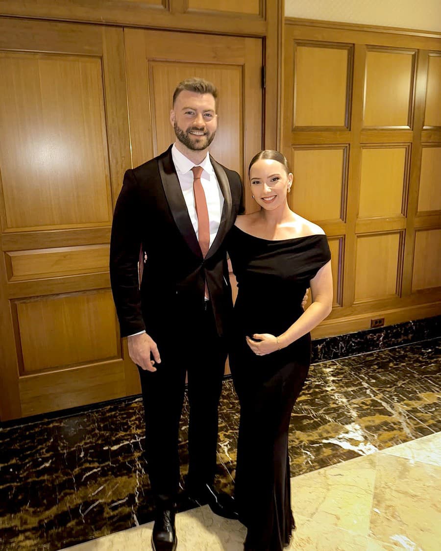 Evan a Hailie sú manželmi od mája 2024.