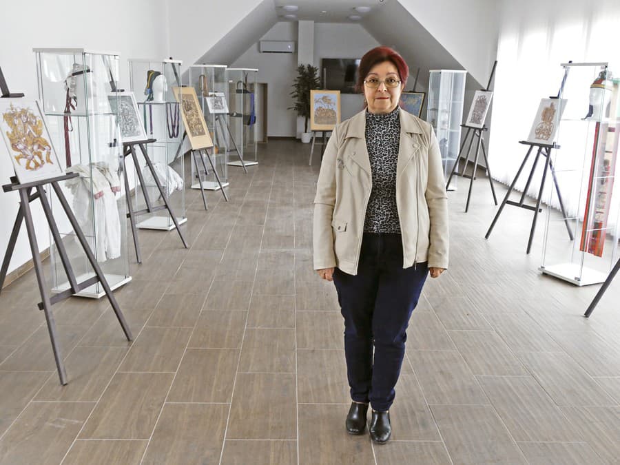 Starostka Tatiana Andrašková vo výstavnej miestnosti  