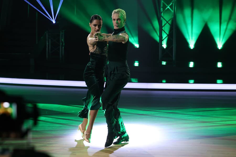 Šieste kolo Let's Dance. Na snímke Eva Burešová a Matyáš Adamec.