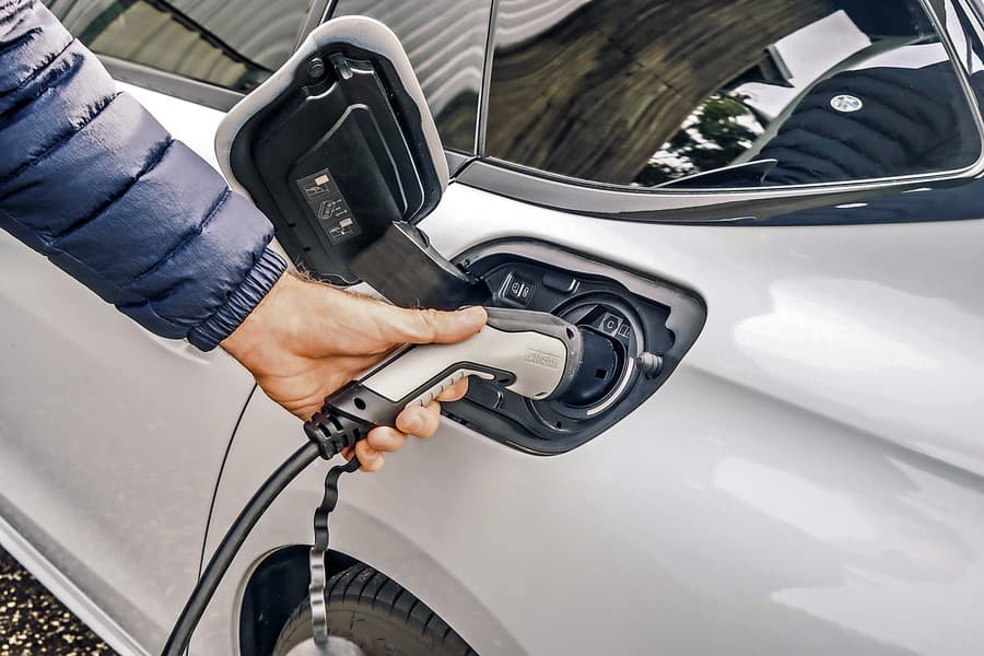 Plug-in hybrid (PHEV) pridáva možnosť nabíjania zo siete.