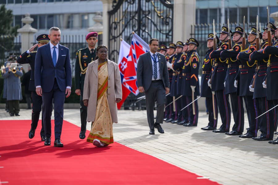 Prezident SR Peter Pellegrini a indická prezidentka Draupadí Murmúová počas prehliadky čestnej stráže.