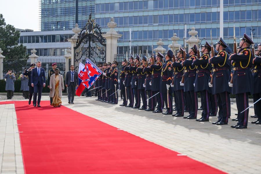 Prezident SR Peter Pellegrini a indická prezidentka Draupadí Murmúová počas prehliadky čestnej stráže.