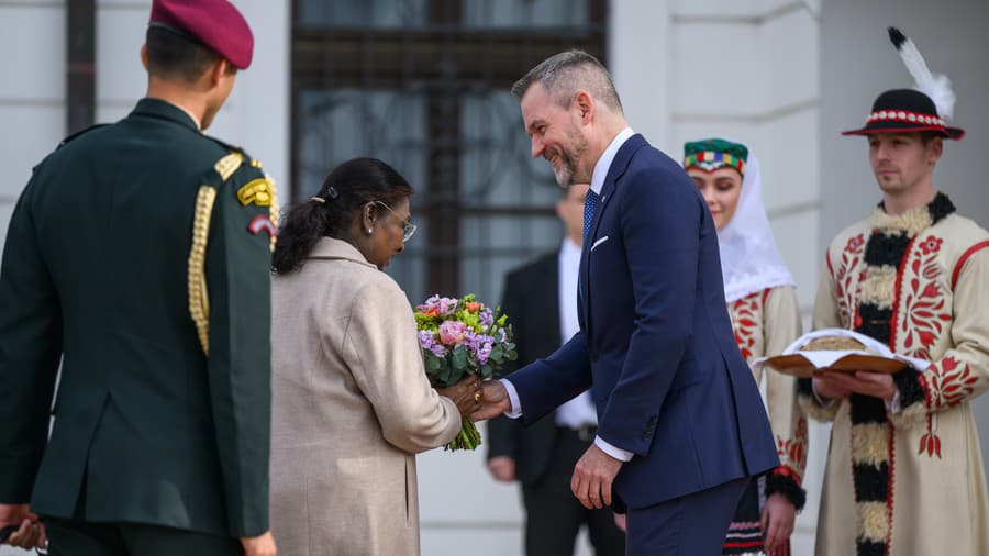 Prezident SR Peter Pellegrini a indická prezidentka Draupadí Murmúová počas uvítacieho ceremoniálu.