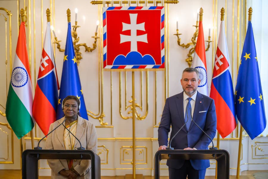 Na snímke prezident SR Peter Pellegrini a indická prezidentka Draupadí Murmúová počas stretnutia v rámci jej oficiálnej návštevy Slovenska.