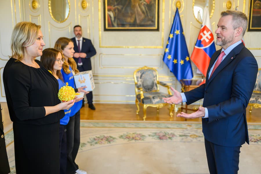 Zľava riaditeľka Ligy proti rakovine Eva Kováčová a prezident SR Peter Pellegrini.
