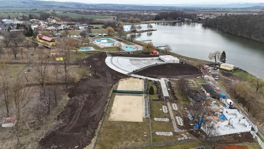 V Rimavskej Sobote dokončujú obrí bazén s vlnobitím za 2 milióny.