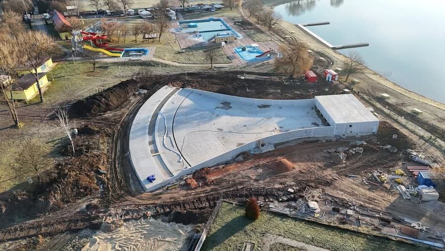 V Rimavskej Sobote dokončujú obrí bazén s vlnobitím za 2 milióny.