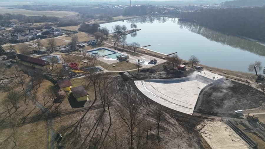 V Rimavskej Sobote dokončujú obrí bazén s vlnobitím za 2 milióny.