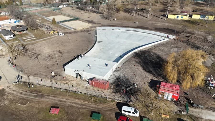 V Rimavskej Sobote dokončujú obrí bazén s vlnobitím za 2 milióny.