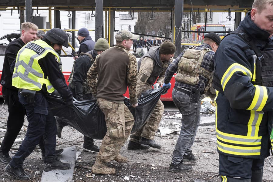 Pri nedeľňajšom ruskom raketovom útoku v meste Sumy zahynulo najmenej 32 ľudí a ďalších minimálne 84 osôb utrpelo zranenia. 
