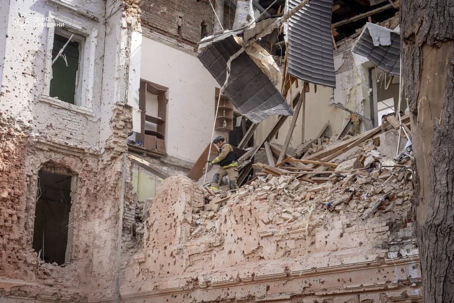 Pri nedeľňajšom ruskom raketovom útoku v meste Sumy zahynulo najmenej 32 ľudí a ďalších minimálne 84 osôb utrpelo zranenia. 