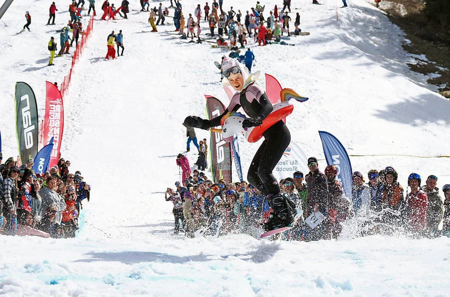 Okrem lyží stáli inštruktori aj na snowboardoch.