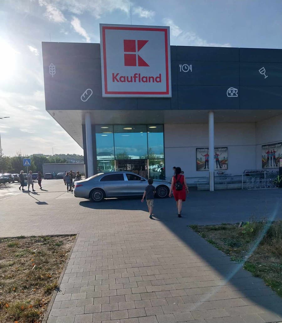Nepochopiteľné, ako nechal svoje auto zaparkované vodič pri Kauflande v Prešove.