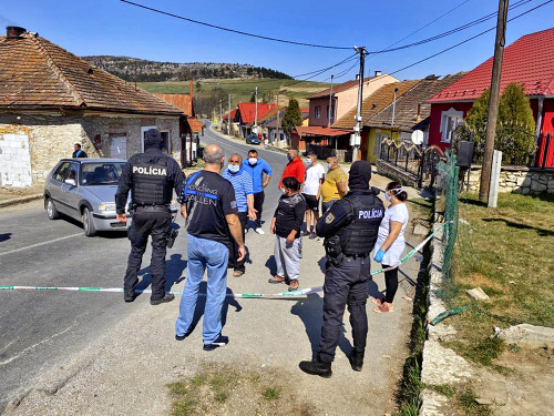 Prezident Policajného zboru Milan Lučanský (druhý zľava)  prišiel osobne do  jednej z osád.