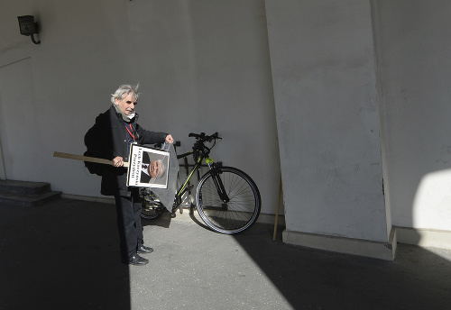 Muž, ktorý drží transparent s fotografiou poľského exprezidenta Lecha Kaczyňského, odchádza domov po spomienkovej akcii