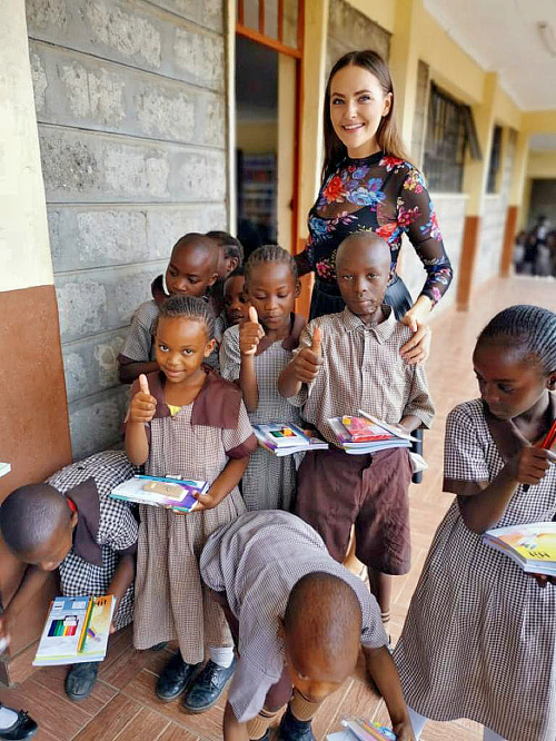 Február 2020 - Mladá lekárka s malými žiakmi v Keni. V rukách držia školské pomôcky, ktoré im poslali školáci zo Štiavnických Baní.
