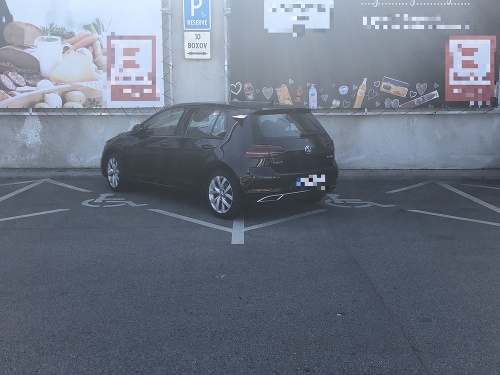 Šofér zabral rovno 2 parkovacie miesta pre invalidov.