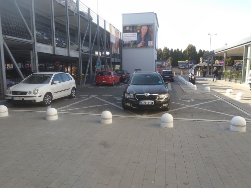 Invalid zaparkoval na dvoch parkovacích miestach.