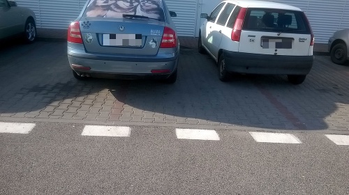 Parkovanie na dvoch miestach je výsadou arogantných šoférov. 