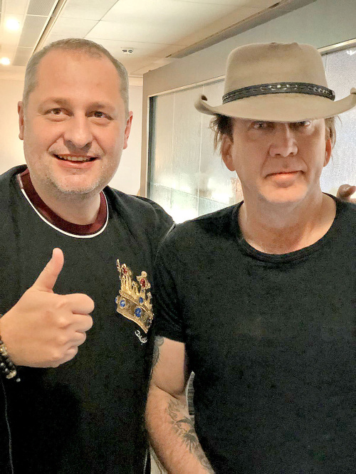 Starosta Martin Kuruc sa stretol s hollywoodskym hercom  Nicolasom Cageom na londýnskom letisku.