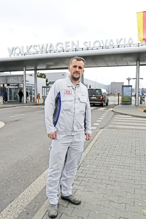 Marcel Hudeček pracuje  v automobilke už 21 rokov  a avizované zmeny ho netešia.