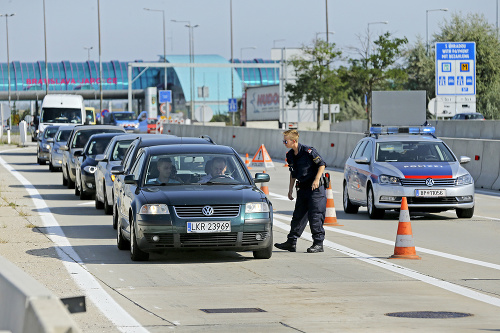 Rakúšania na hranici v Jarovciach kontrolujú autá.