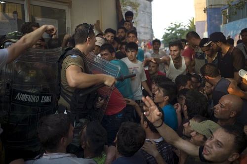 Na ostrove Lesbos musela kvôli migrantom zasiahnuť polícia.