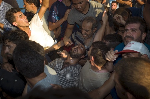 Na ostrove Lesbos musela kvôli migrantom zasiahnuť polícia.