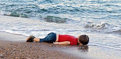 Fotka s vyplaveným telíčkom malého Aylana pobúrila celý svet.