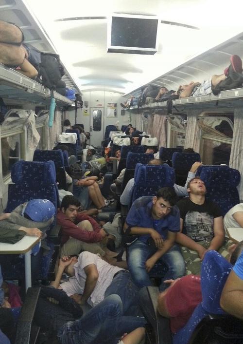 Migranti využívajú vo vlaku v maďarskej stanici Bicske každé miesto, kde sa dá spať.