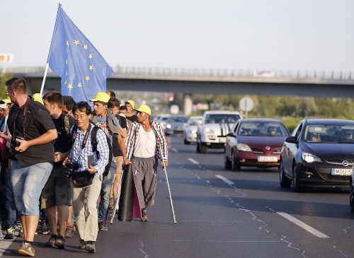 Migranti sa rozhodli ísť do Rakúska peši po diaľnici.