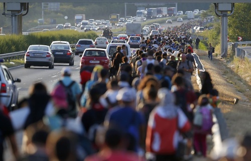 Migranti sa rozhodli ísť do Rakúska peši po diaľnici.