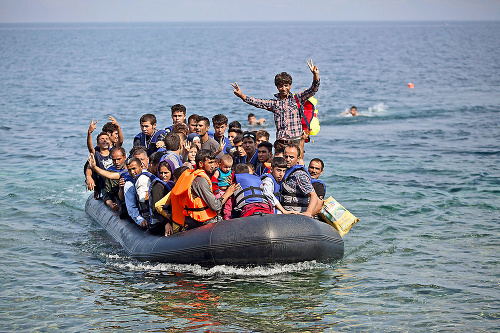 Každý deň sa na lodiach do Európy dostávajú tisícky migrantov.