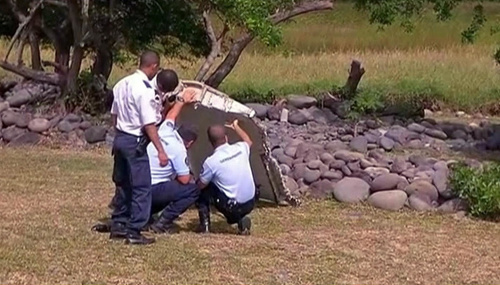 Pri pobreží francúzskeho ostrova Réunion objavili trosky lietadla. Patria stratenému letu MH370?