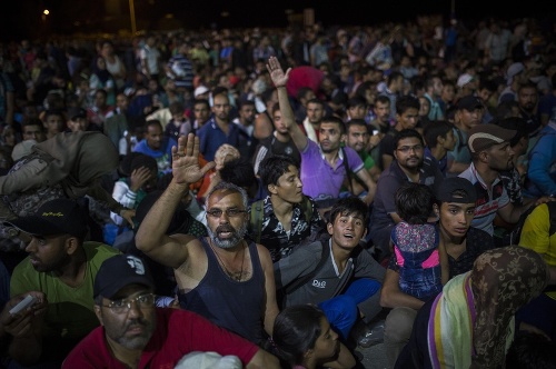 Sýrski utečenci čakajú v prístave ostrova Lesbos, aby sa dostali na trajekt do Atén.