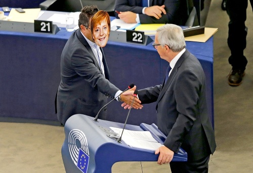 Gianiuca Buonanno prišiel na stretnutie v maske Merkelovej. 