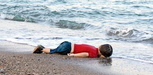 2. september 2015, Bodrum, Turecko: Stredozemné more vyplavilo mŕtvolu Aylana (†3). Chlapček zahynul po prevrátení plťky spoločne s bratom a mamou, keď utekali do Európy.