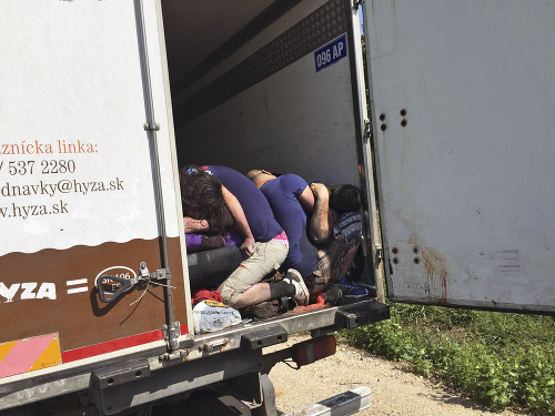 27. august 2015, Parndorf, Rakúsko: Zopár kilometrov od slovenských hraníc rakúska polícia objavila kamión s mŕtvolami 71 utečencov vrátane štyroch detí. udusili sa. Prevádzači ich nikdy nedostali do vytúženého cieľa.