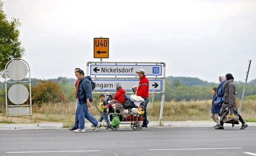 Utečenci sa cez Rakúsko snažia dostať do Nemecka.
